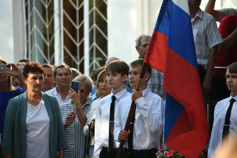 Флаги будут поднимать в школах перед уроками в понедельник.