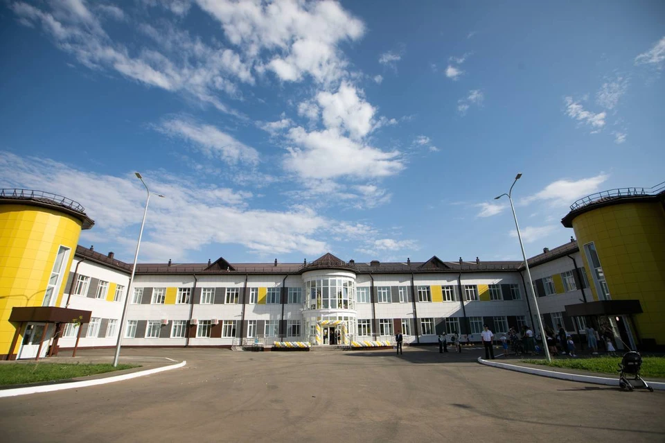 В школе есть отдельное крыло для начальных классов. Фото: t.me/minstroy_oren