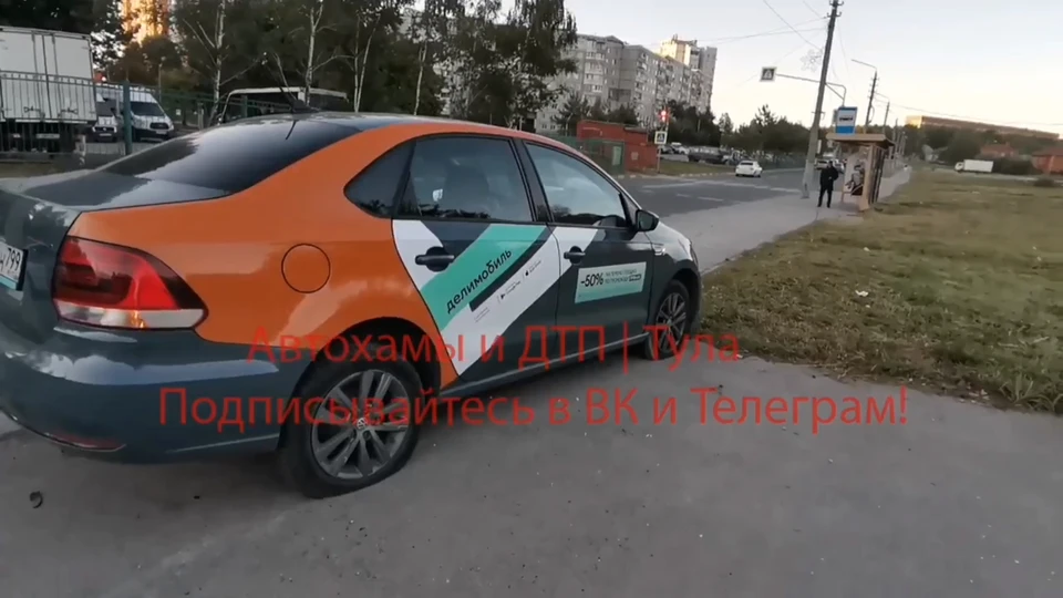 Водитель каршеринга в Туле вылетел на тротуар и пробил три колеса