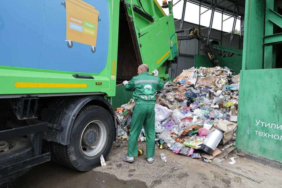 Комплекс оснащен инновационным оборудованием, которое способно превращать бытовой мусор в полезное сырье. Фото: пресс-служба правительства Тульской области.