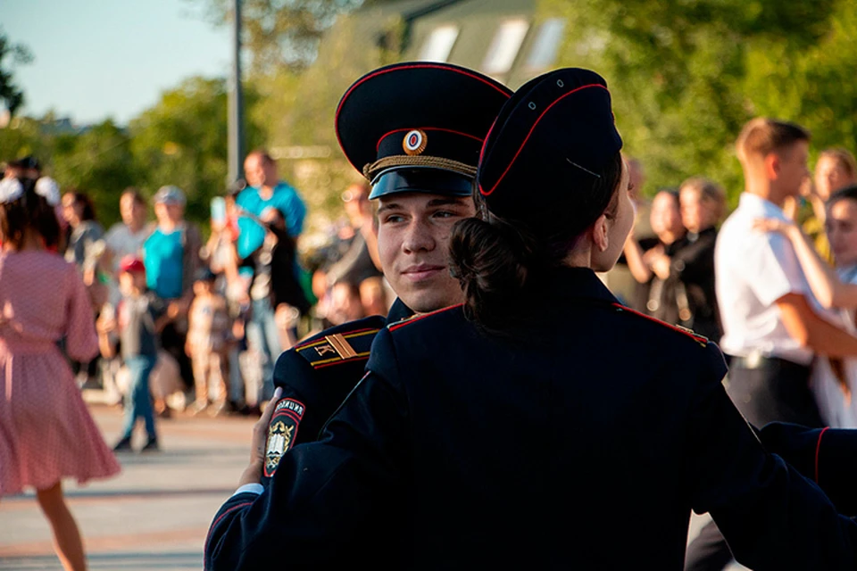 100 пар станцевали вальс в Хабаровске