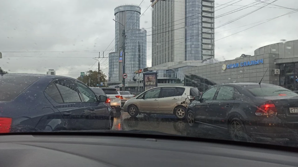 Автомобили не вмещаются на проспект Ленина