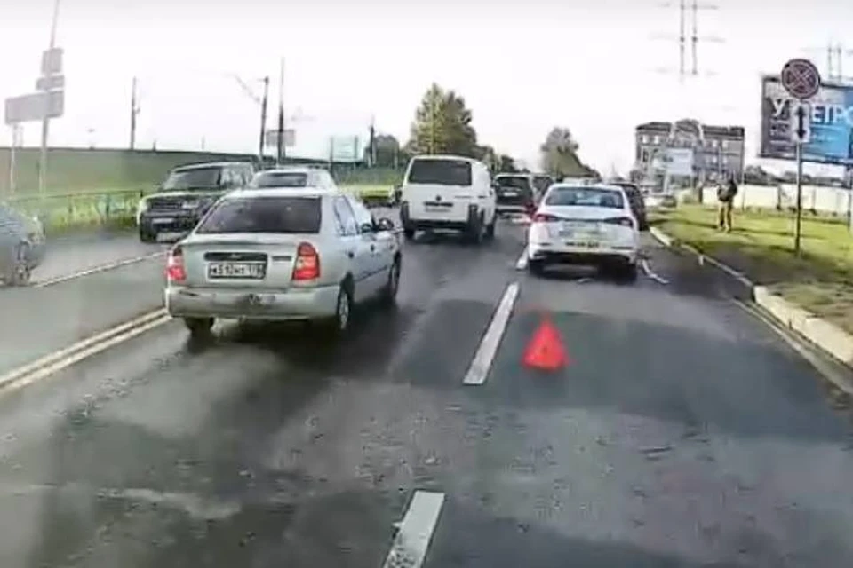 ДТП такси и легковушки собрало большую пробку на Витебском проспекте в Петербурге