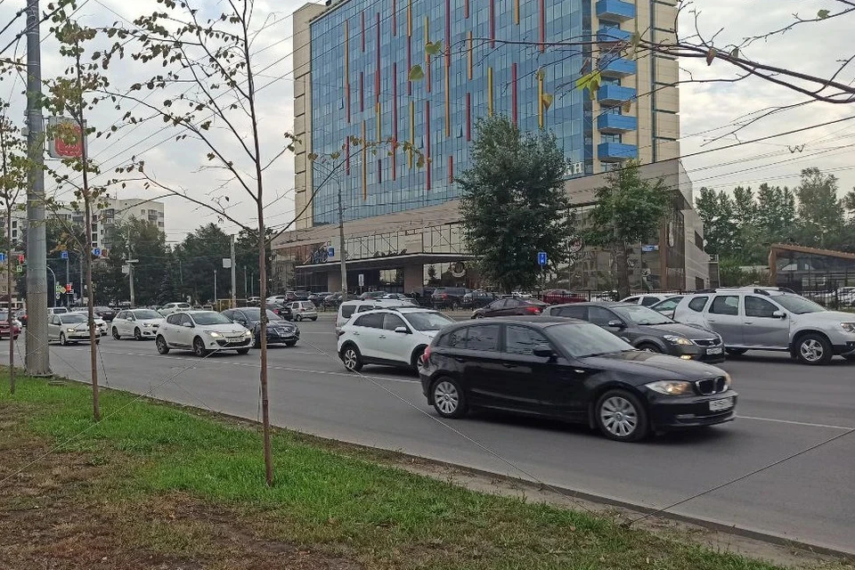 С заторами в зонах ремонта помогут регулировщики, а что делать с выделенными полосами, пока не решили