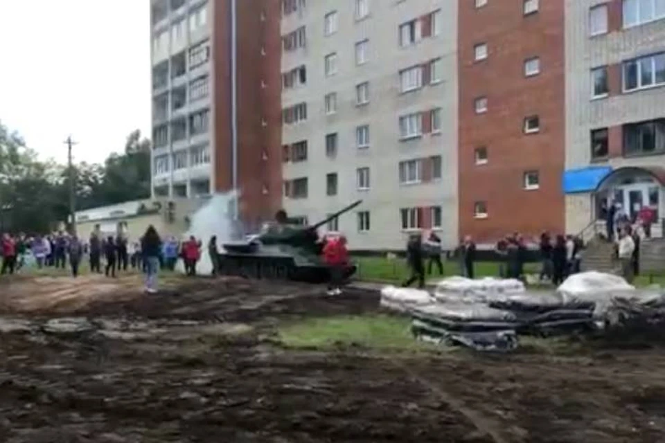 Танк Т-34 установили на постамент в Ивангороде в Ленобласти