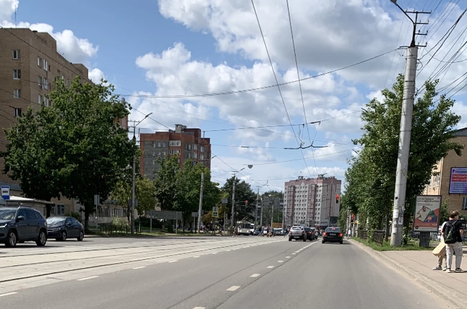 В Смоленске 9-летний ребенок на самокате попал под машину.