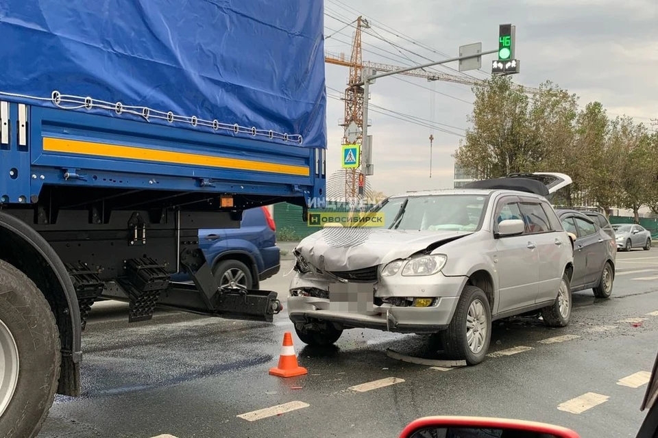 В Октябрьском районе Новосибирска произошло двойное ДТП. Фото: Инцидент Новосибирск