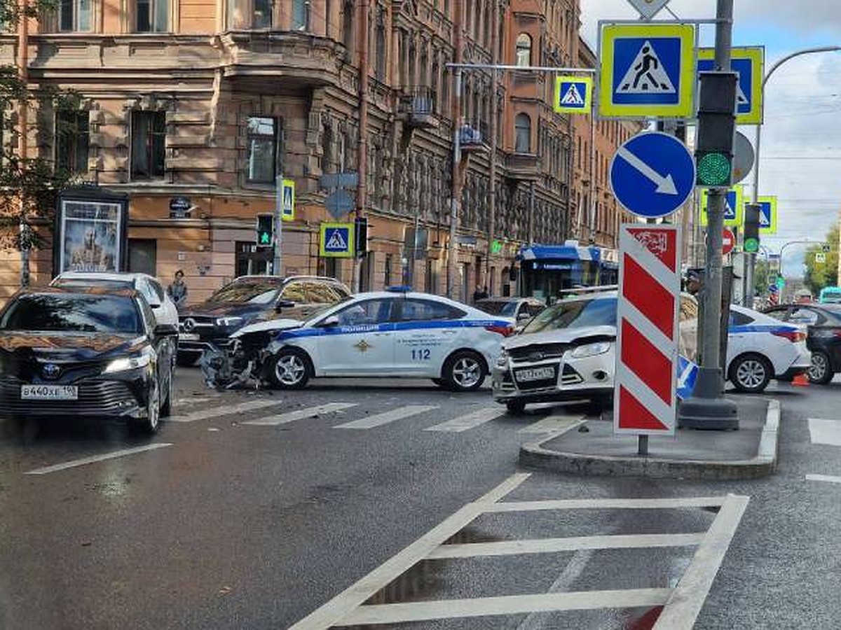 Машина полиции попала в ДТП на Васильевском острове в Петербурге - KP.RU