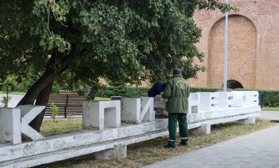 В Смоленске благоустраивают общественные территории ко Дню города. Фото: пресс-служба администрации города.