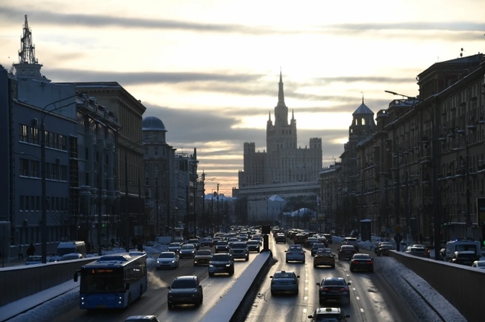 Автомобилистов призвали к внимательности на дорогах из‑за дождя в Москве