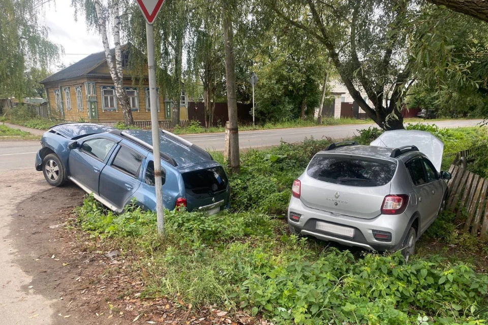 Два Рено не поделили дорогу. Фото: УГИБДД по Тверской области
