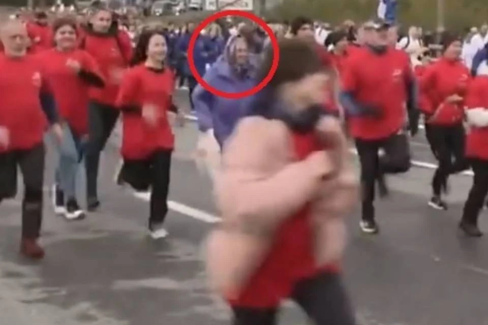 Голые бегущие женщины - порно видео на lavandasport.ru