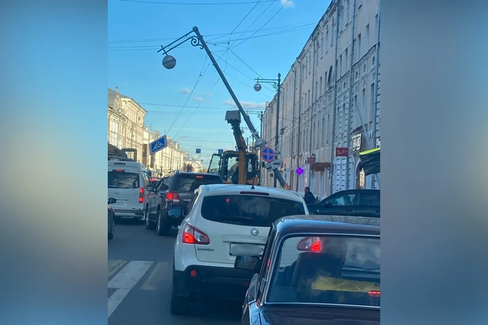 Тверской "пизанский" столб. Фото: VK/"Подслушано у водителей. Тверь"/Кирилл Болотов