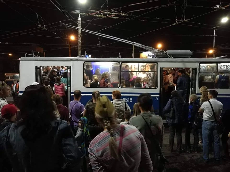 Регулировать потоки пассажиров будут при помощи фан-барьеров.