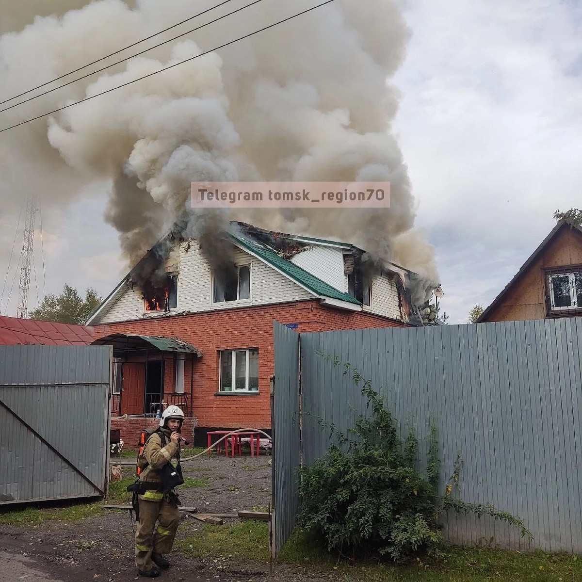 В Томске горит чердак частного дома в Ленинском районе - KP.RU