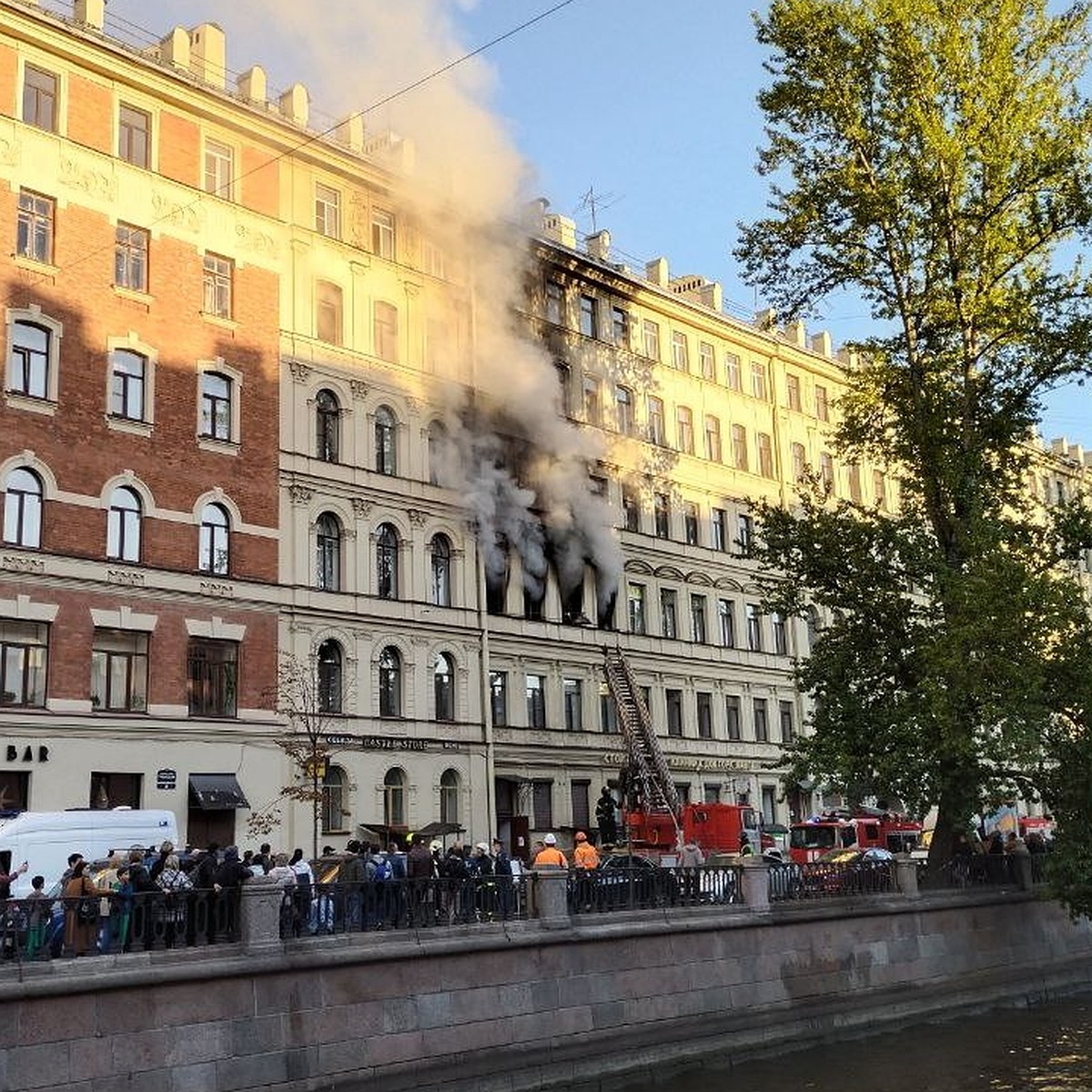 Мощный пожар повышенной сложности тушат в доме на набережной канала  Грибоедова - KP.RU