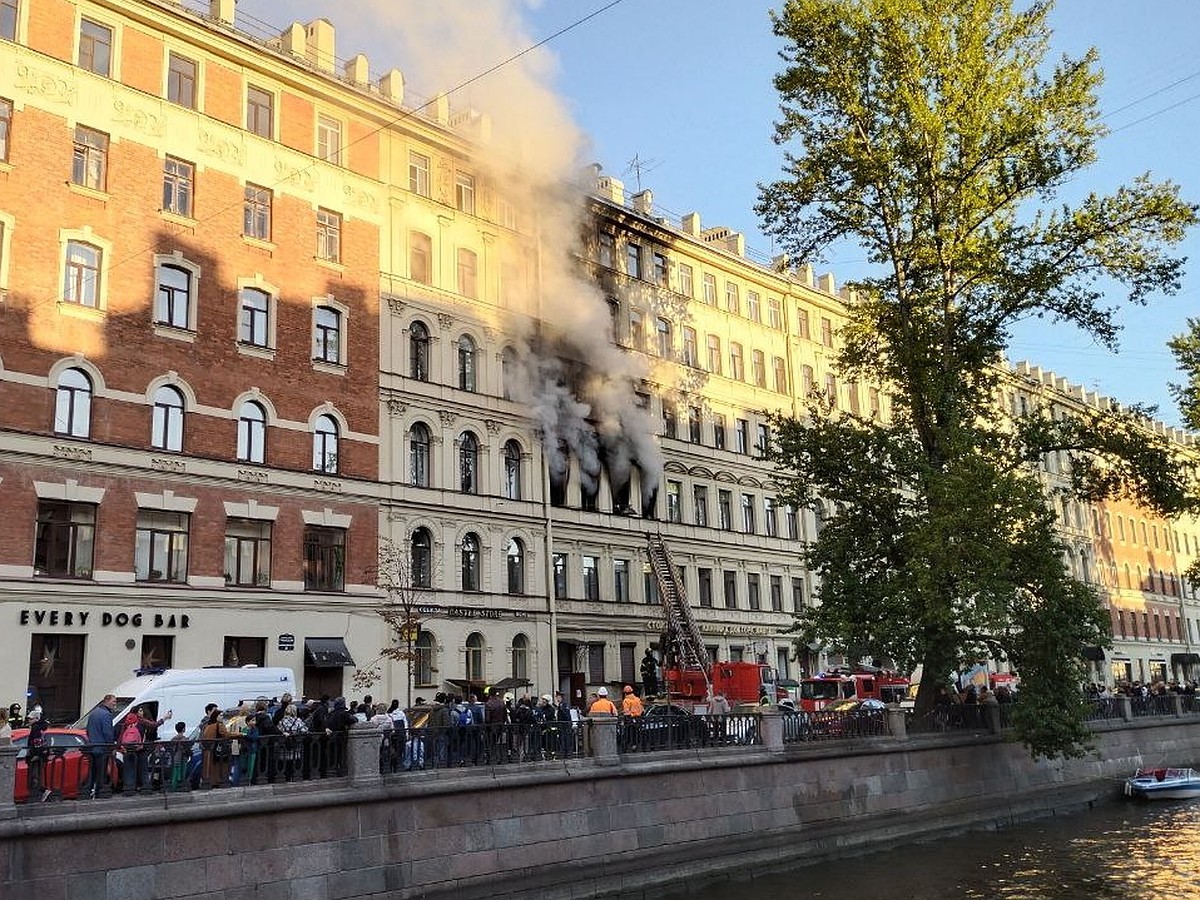 Мощный пожар повышенной сложности тушат в доме на набережной канала  Грибоедова - KP.RU