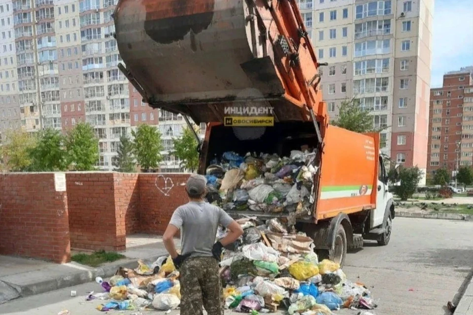 Стало известно, почему мусоровоз вывалил на дорогу отходы на Родниках. Фото: Инцидент Новосибирск
