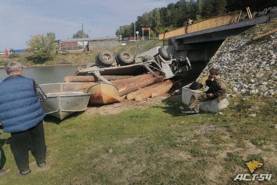 Под Новосибирском у паромной переправы под воду ушёл «КамАЗ». Фото: "АСТ-54".