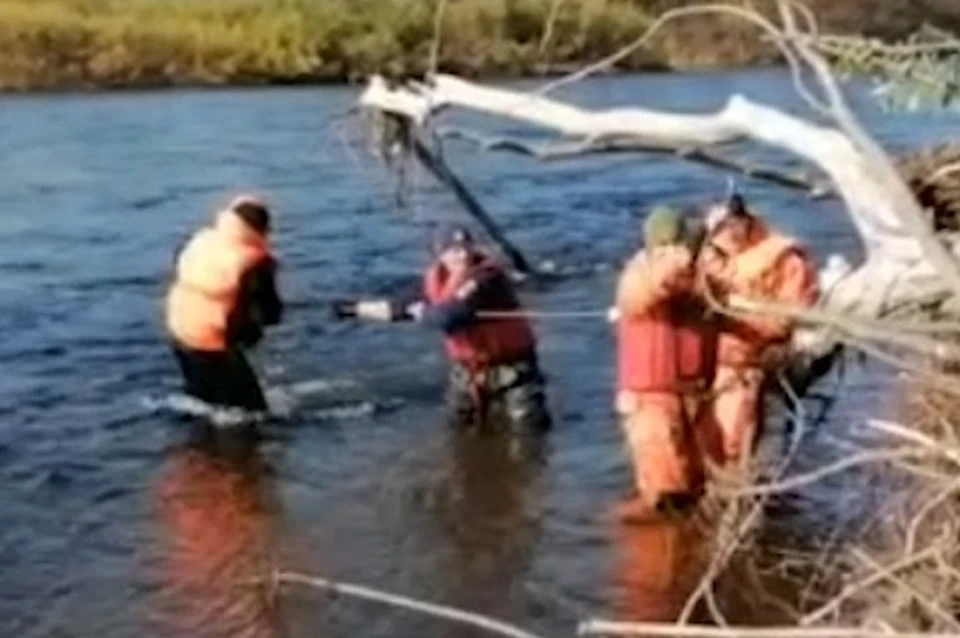 Пропали рыбаки на дону. Вытащили утонувших рыбаков. Парни на речке. Парень у реки.