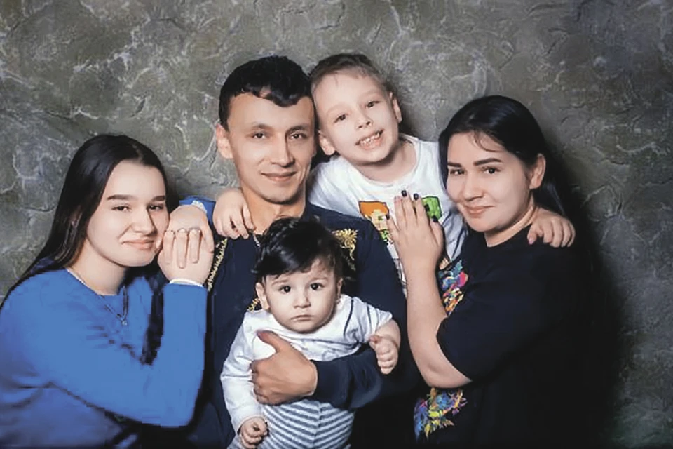 Валя и Хабиб с детьми. Их дочь Амина родилась в 2005 году, старший сын Амир - в 2013 году, средний Дамир - в 2019 году. Фото: Личный архив