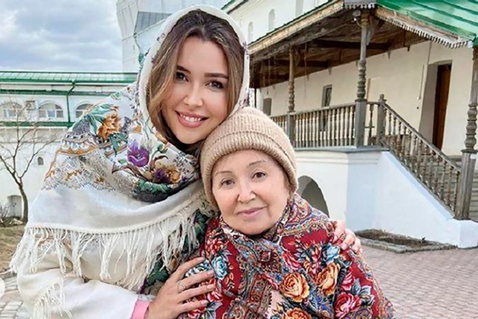 Старенькую маму актрисы Валентину Борисовну увезли в больницу. При этом старшая дочь звезды сериала "Моя прекрасная няня" Анна Заворотнюк бросила больную бабушку и укатила на курорт.