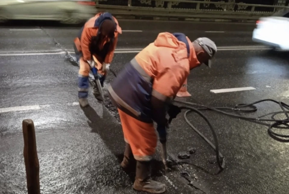 В Смоленске на одной половине Успенского моста устранили асфальтовую трещину. Фото: страница главы города Андрея Борисова в соцсетях.