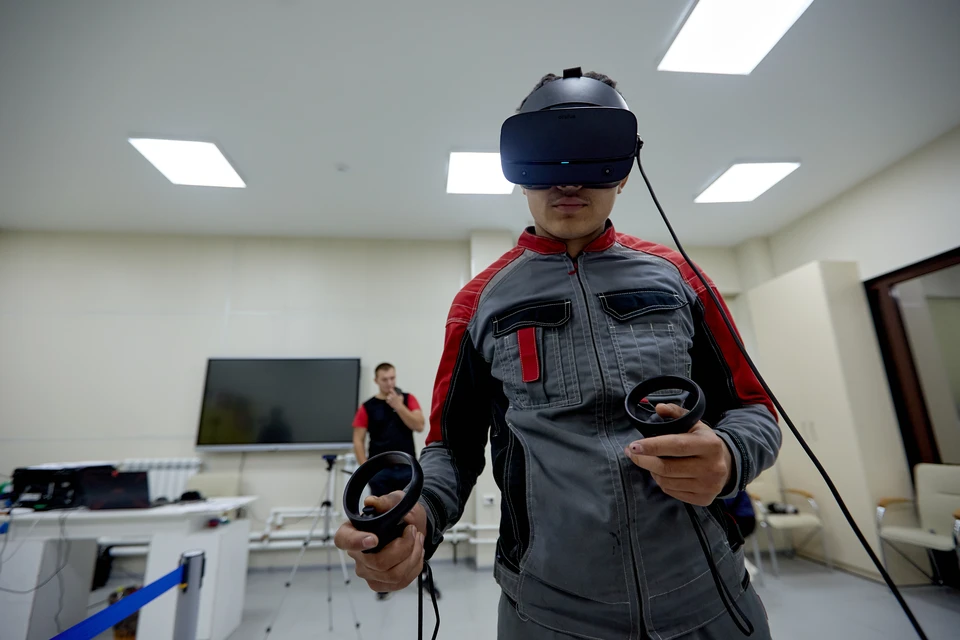VR-шлем переносит участника компетенции «Полимеханика и автоматизация» на завод