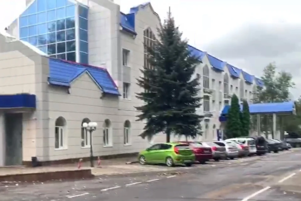 Осколок снаряда был обнаружен возле Миграционной службы МВД ДНР. Фото: Скриншот видео ТГ/ЧП Донецк