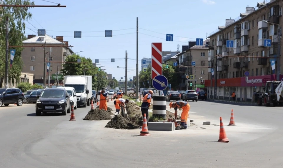 В Смоленске приступили к укладке верхнего слоя асфальта на улице Кирова. Фото: пресс-служба администрации города.