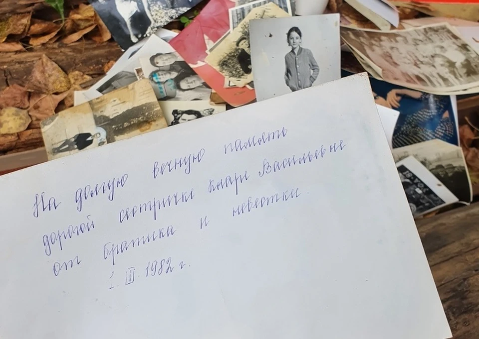 В Тюмени выкинули старые семейные фотографии и душевные письма. Фото - Тюменское экологическое объединение в ВК.