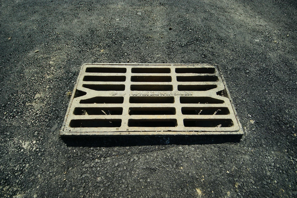 Техника предназначена для обслуживания ливневой канализации.