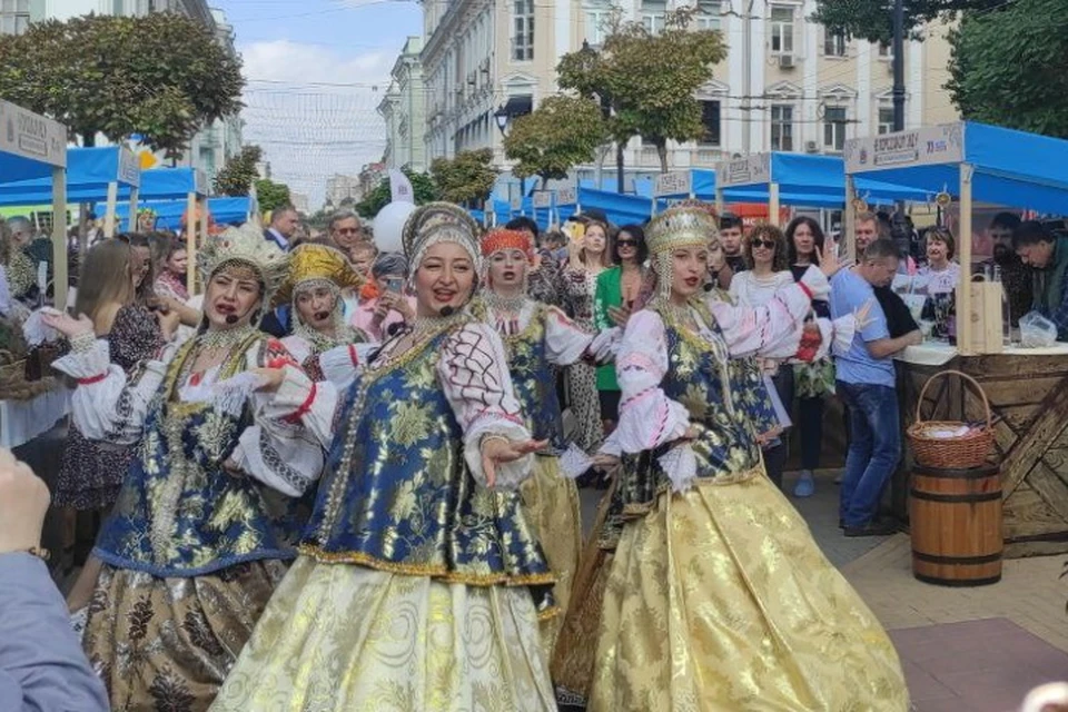 На фестивале купечества "В Городском саду" гости попали в Ростов позапрошлого века.