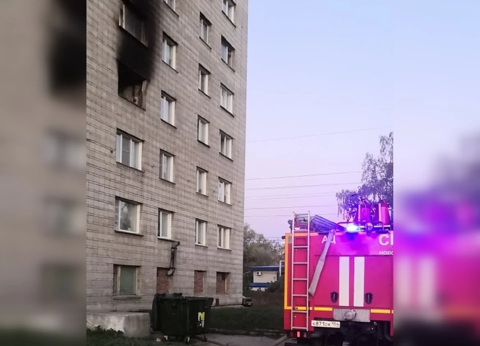В общежитии загорелась комната на четвертом этаже. Фото: ГУ МЧС по НСО.