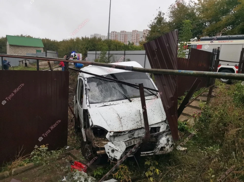 На улице Нижней Упской в Туле «ГАЗель» протаранила забор частного дома