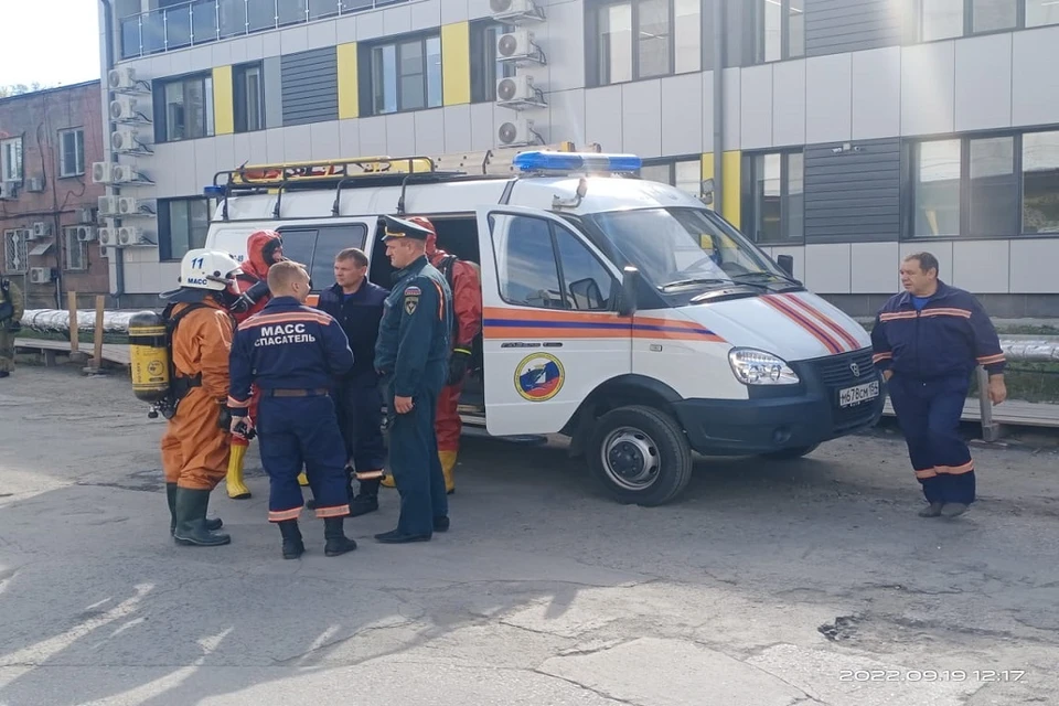 3 человека попали в больницу с отравлением после утечки аммиака на Новосибирском хладокомбинате. Фото: ГУ МЧС НСО.