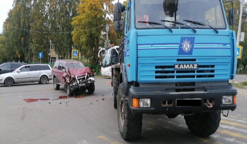 В Ярославской области произошло ДТП с грузовиком и легковушкой