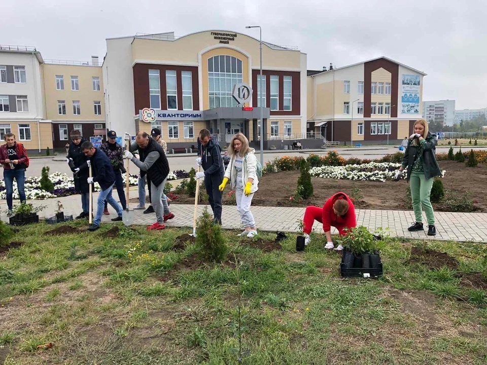В Ульяновске на субботнике 17 сентября высадили 120 роз, а с улиц вывезли 800 кубометров мусора