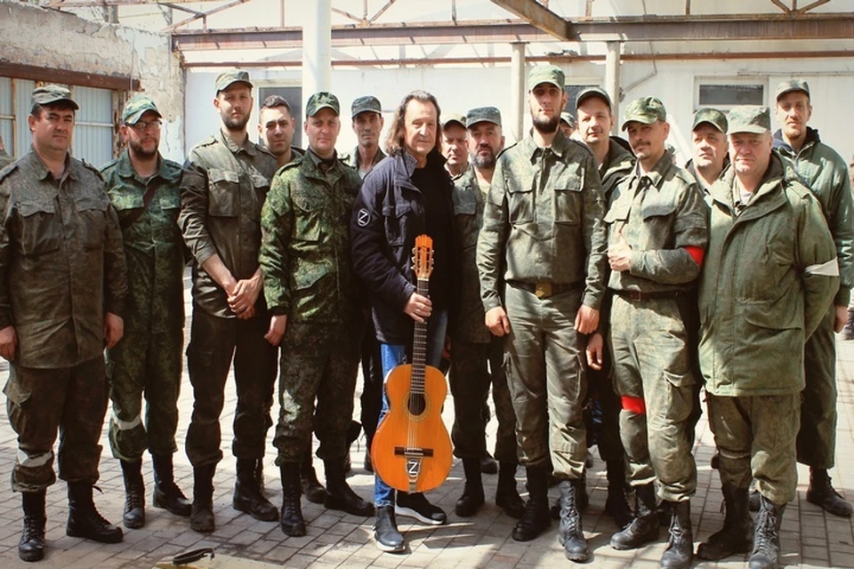 Владимир Скобцов часто приезжает на передовую с концертами. Фото автора.
