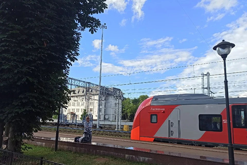 Брянск тверь поезд. Электрички. Поезд Тверь медвежья гора. Современная электричка в Москве Ласточка. Поезд Тверь Петрозаводск.