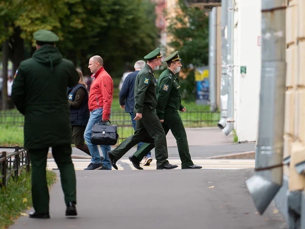 Проверка слуха. Петербуржцам обещают по 300 тысяч рублей за добровольную  отправку на спецоперацию - KP.RU