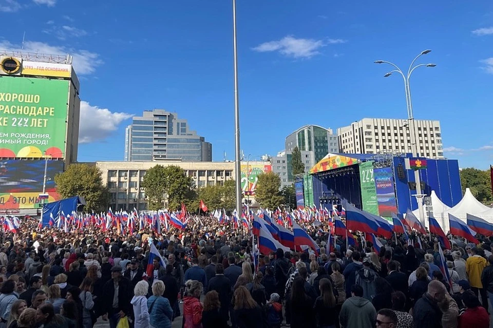 На Главной городской площади Краснодара собрались более 15 тысяч жителей региона Фото: пресс-служба администрации Краснодарского края