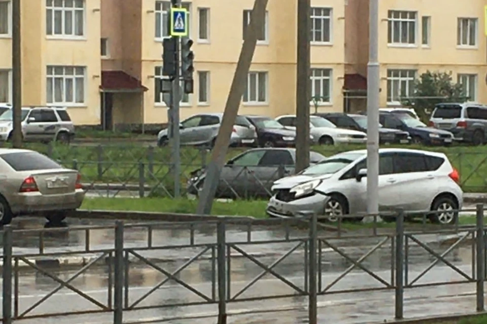 В Южно-Сахалинске пешеход чуть не угодил под столкнувшиеся автомобили. Фото очевидца