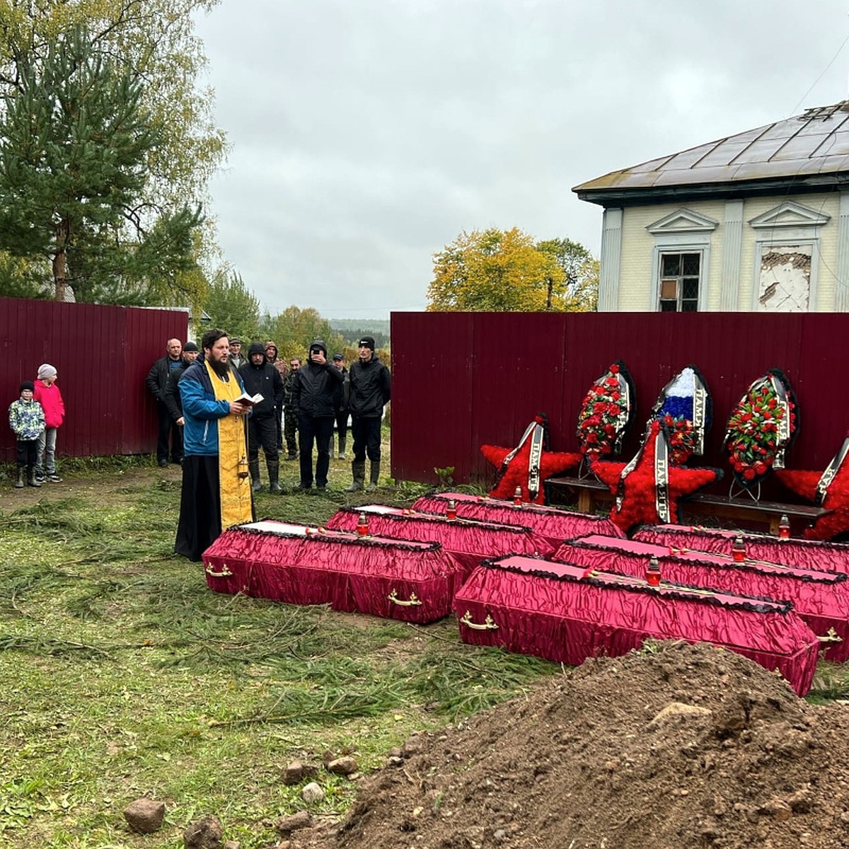 В Оленинском районе торжественно перезахоронили 17 красноармейцев, погибших  во время Великой Отечественной войны - KP.RU