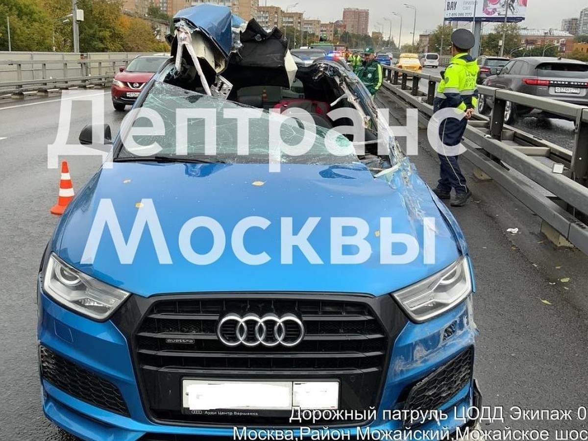 Автомобиль Audi столкнулся с техникой дорожников на Можайском шоссе и  остался без крыши - KP.RU