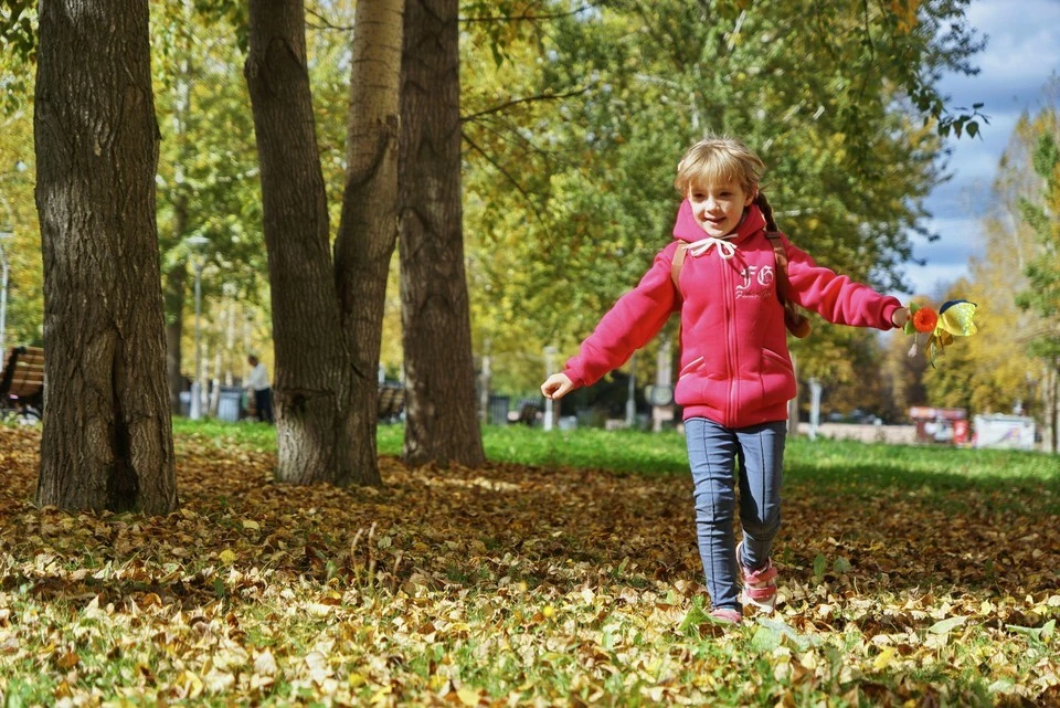 Музыка девочка гуляет. Девочка гуляет в парке. Прогулка в парке. Прогулка в парке с детьми. Прогулка в парке летом.