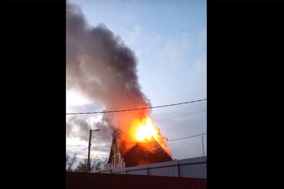 В Ярославском районе загорелся дом. Скриншот с видео, группа "Подслушано в Ярославле" ВКонтакте