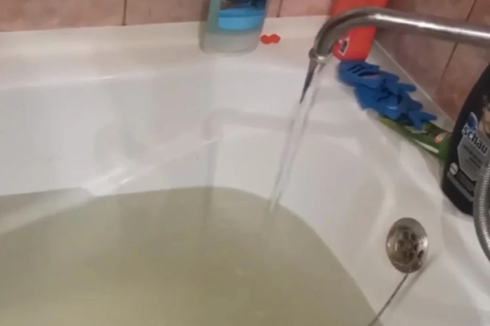 В Каменске-Шахтинском вода из-под крана оказалась не пригодной для употребления. Фото: скриншот с видео в паблике "Подслушано Каменск-Шахтинский".