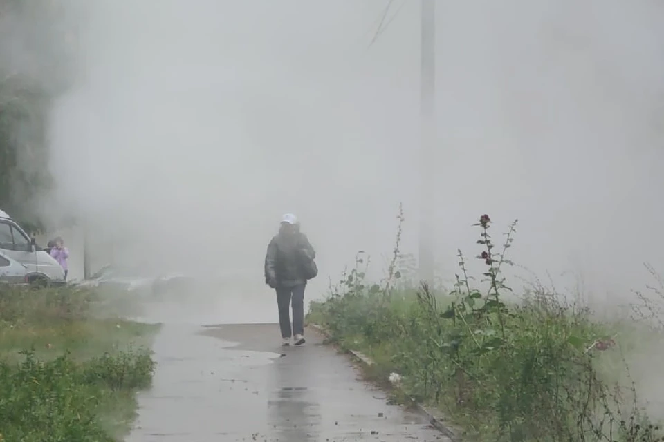 На улице Тимакова прорвало трубу с горячей водой – дорогу заливает кипятком. Фото Александра Бельченко | Рязань.