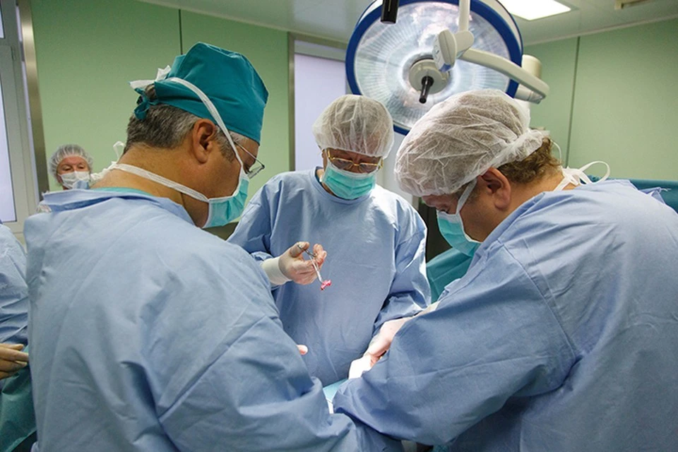 Во время операции жизнь мужчине спасали хирурги сразу нескольких специализаций